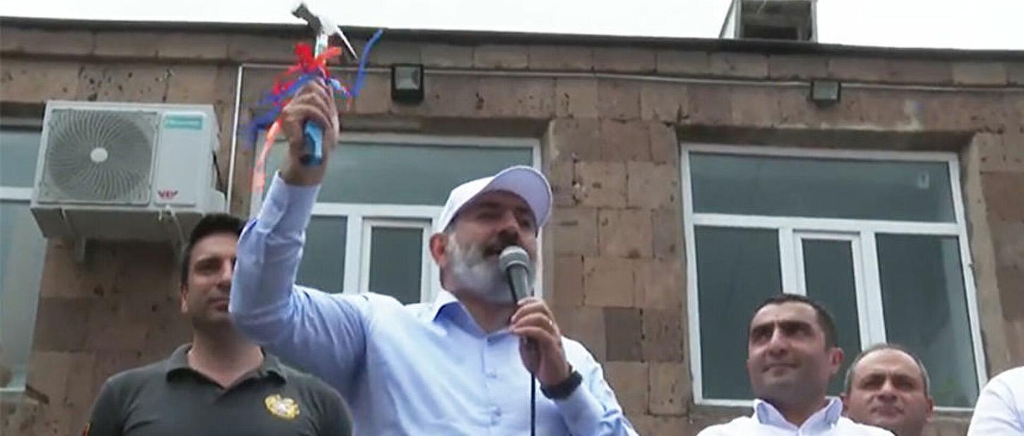 Армяне держат пост. Никол Пашинян предвыборная компания2021. Пашинян молоток в руке. Никол Пашинян предвыборная компания. Армения молоток символ митинг.