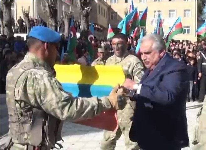 Украсть флаг. Дагестанцы бьют азербайджанцев. Дети азербайджанские танцуют на колумбийском флаге. Как Азербайджан путает флаги Колумбии и Армении.
