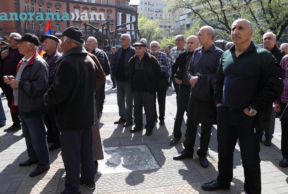 Собравшиеся на площади Азнавура в Ереване выразили аплодисментами свою ...