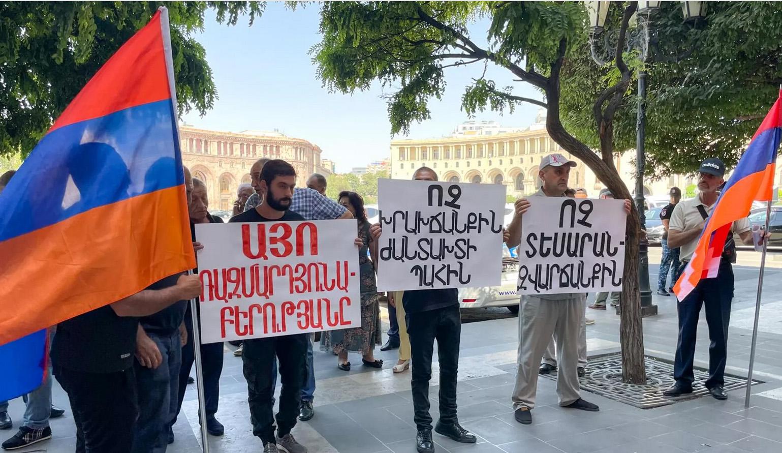 Ереван акции. Гражданин Армении. Акция памяти Навального в Ереване.