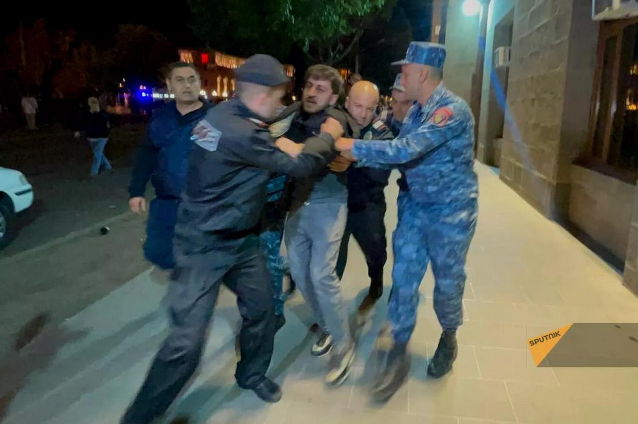 Вооруженные люди ворвались в полицию в ереване. Армении задержаны 7 человек Synergy. Министерстве экономики Армении задержаны 7 человек Synergy. Synergy арест Ереван.
