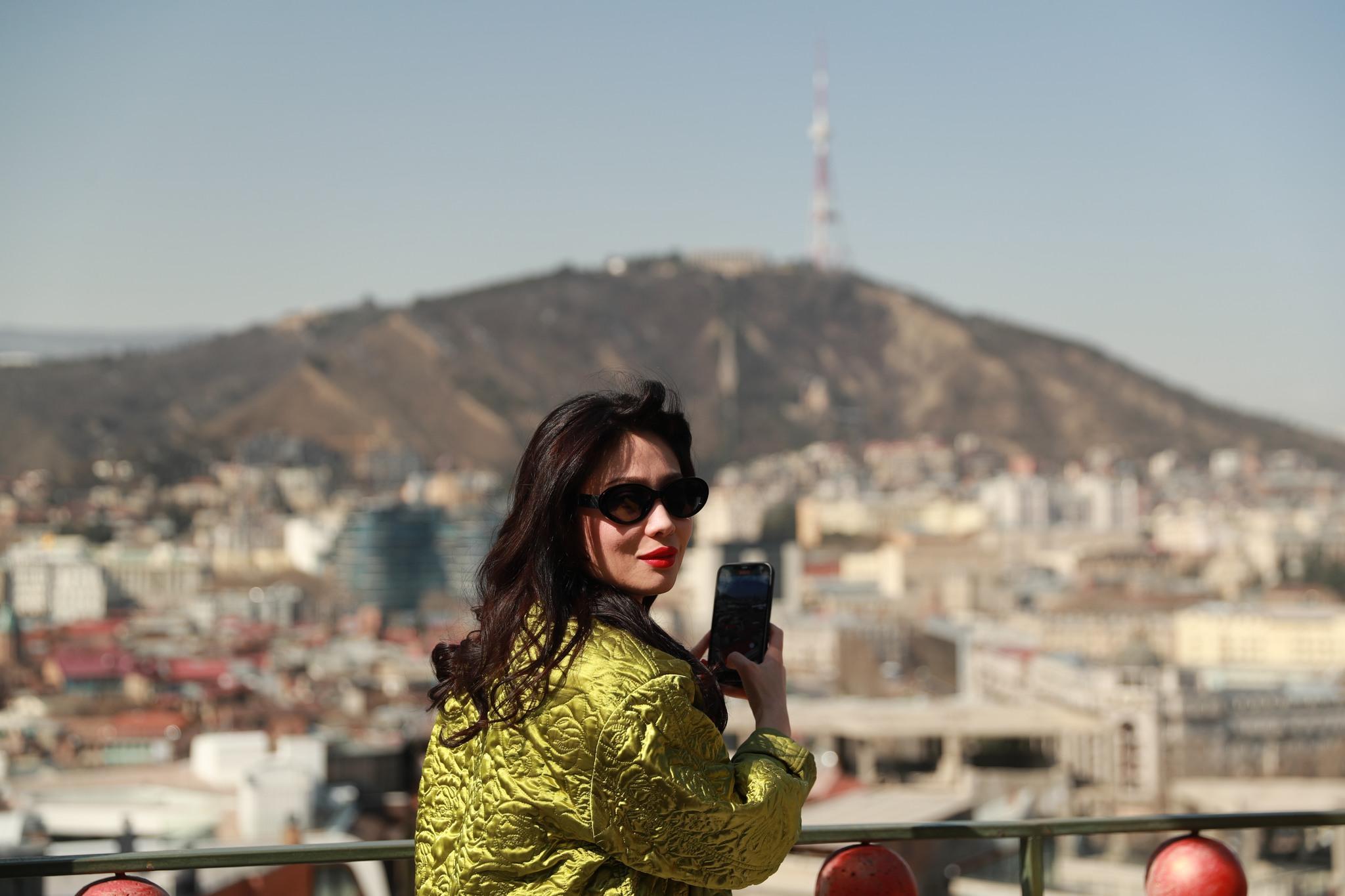 Флаг демократической республики грузия. Парламент грузии 2023. Протестант в тбилиси. Грузия за россию. Иди грузи.