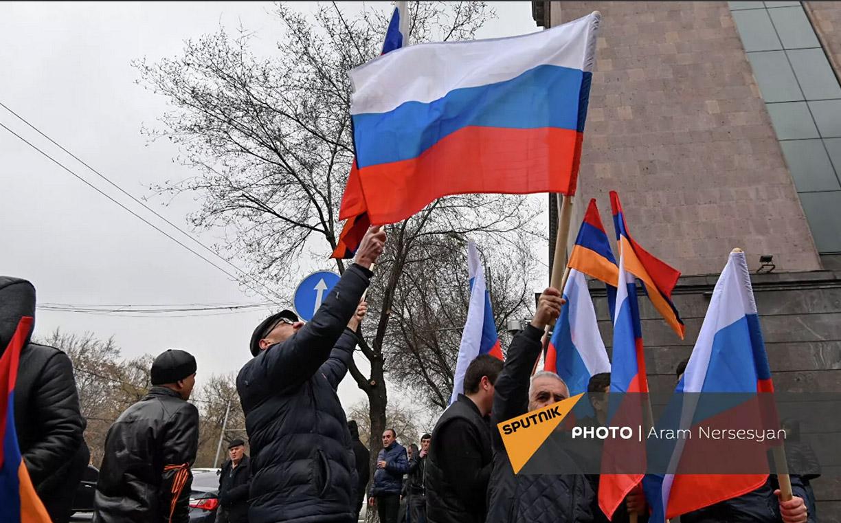 Поддерживаю армению. Митинг в поддержку России в Арцахе. Россия и Армения Братский народ. Армения не поддержала Россию. Фото армяне поддержали Россию.