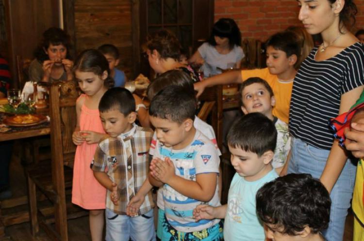 Ереван с детьми. Армянский детский дом. Детдом в Ереване. Армянские детдома. Ереван дом ребенка.