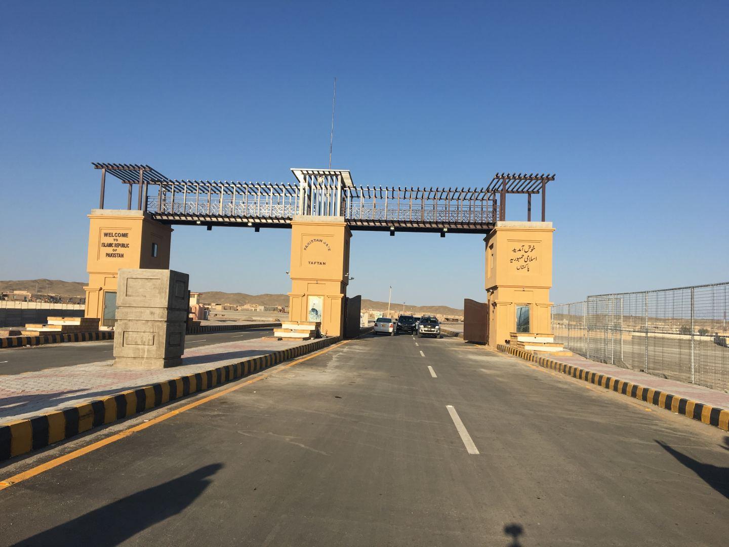 Сухопутная граница с азербайджаном сегодня. Граница Ирана и Пакистана. Сухопутные границы Ирана. Граница между Ираном и Пакистаном. Астара граница с Ираном.