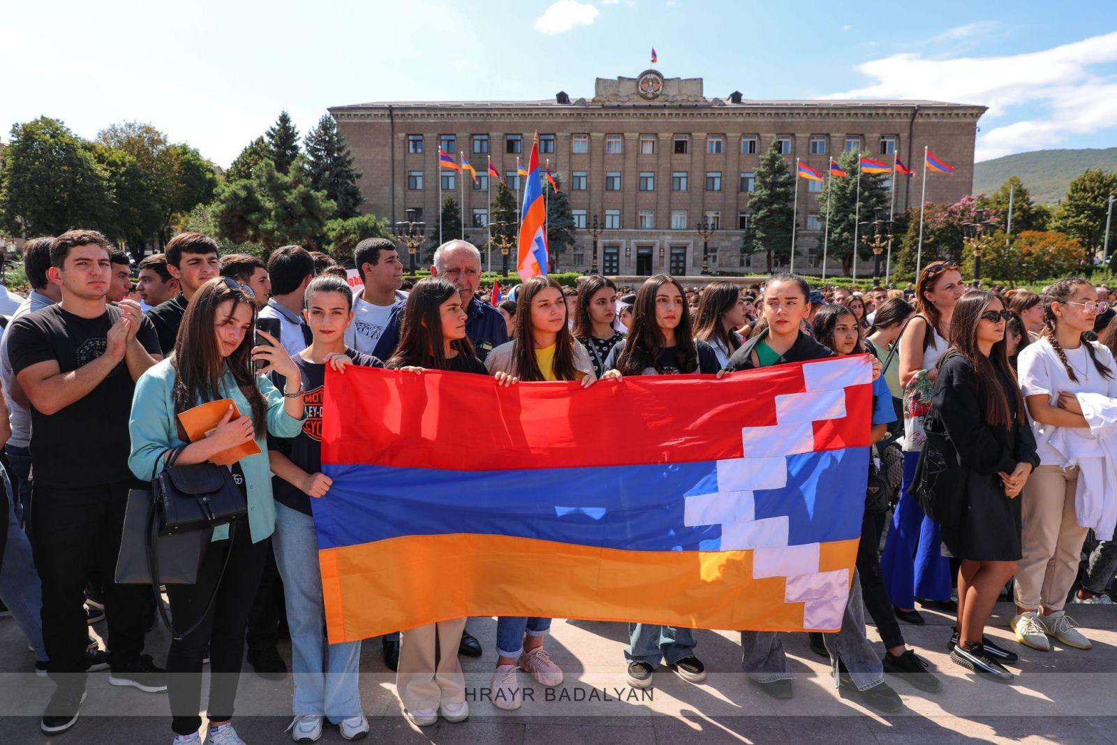 Что творится в армении. Митинг в Степанакерте. Армения люди. Армяне Арцаха. Митинг армян Степанакерт.