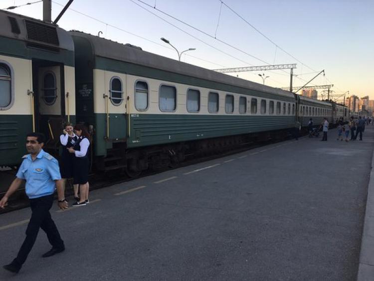 Москва баку поезд ходит. Станция Баку ж/д. Поезд Москва Баку. Вагон Москва в Баку. Вокзал Баку пасс.