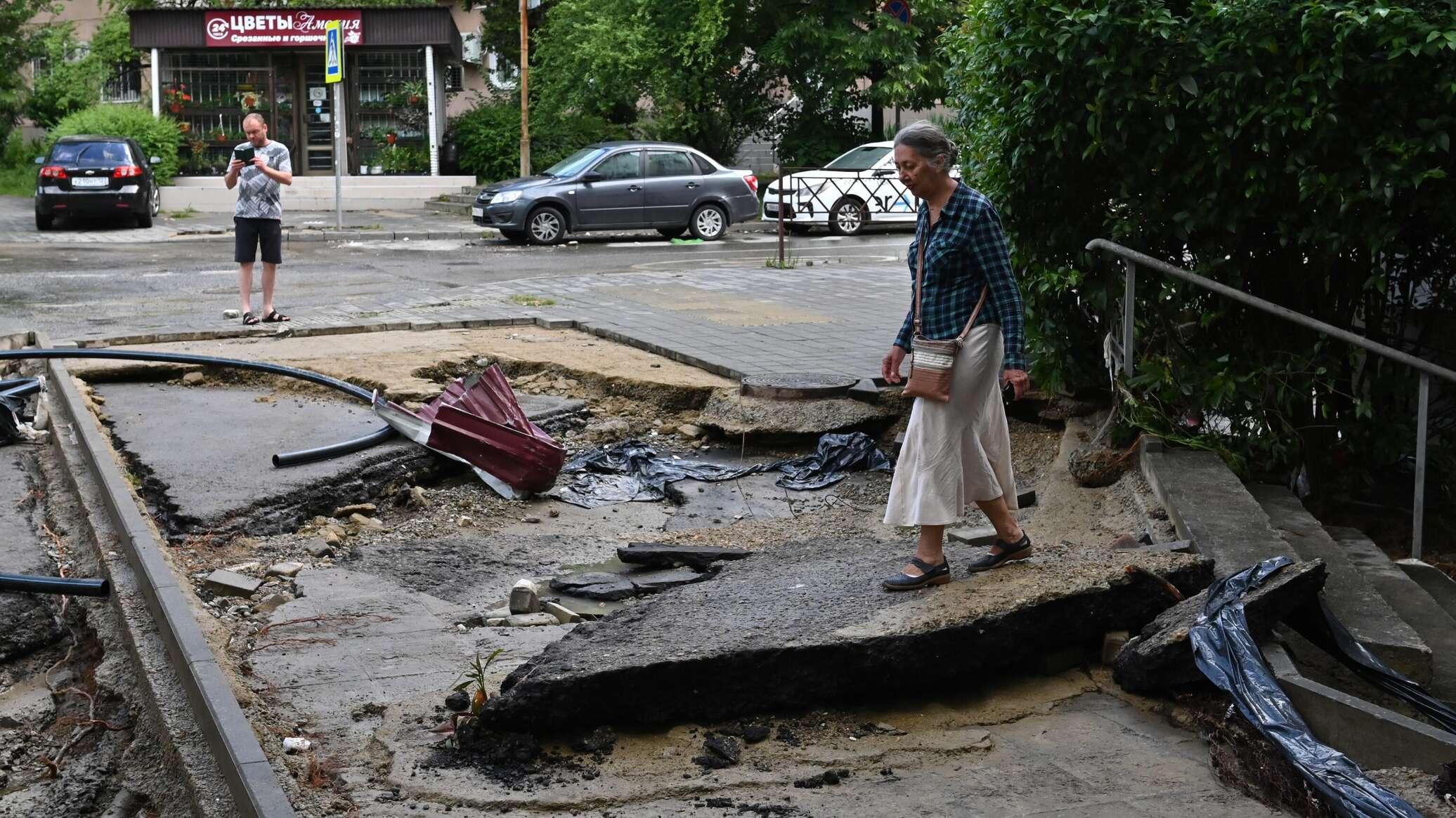 Последние новости сочи. Наводнение в Сочи 2022. Сочи потоп 2022. Наводнение в Сочи. Ливень в Сочи.